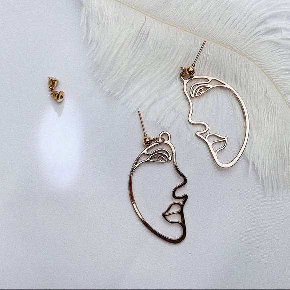 Parisian Vibe Portrait Earrings - Picture 5 of 8